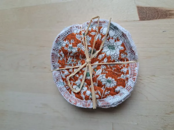 disques à démaquiller lavables motif fleurs blanche sur fond orange