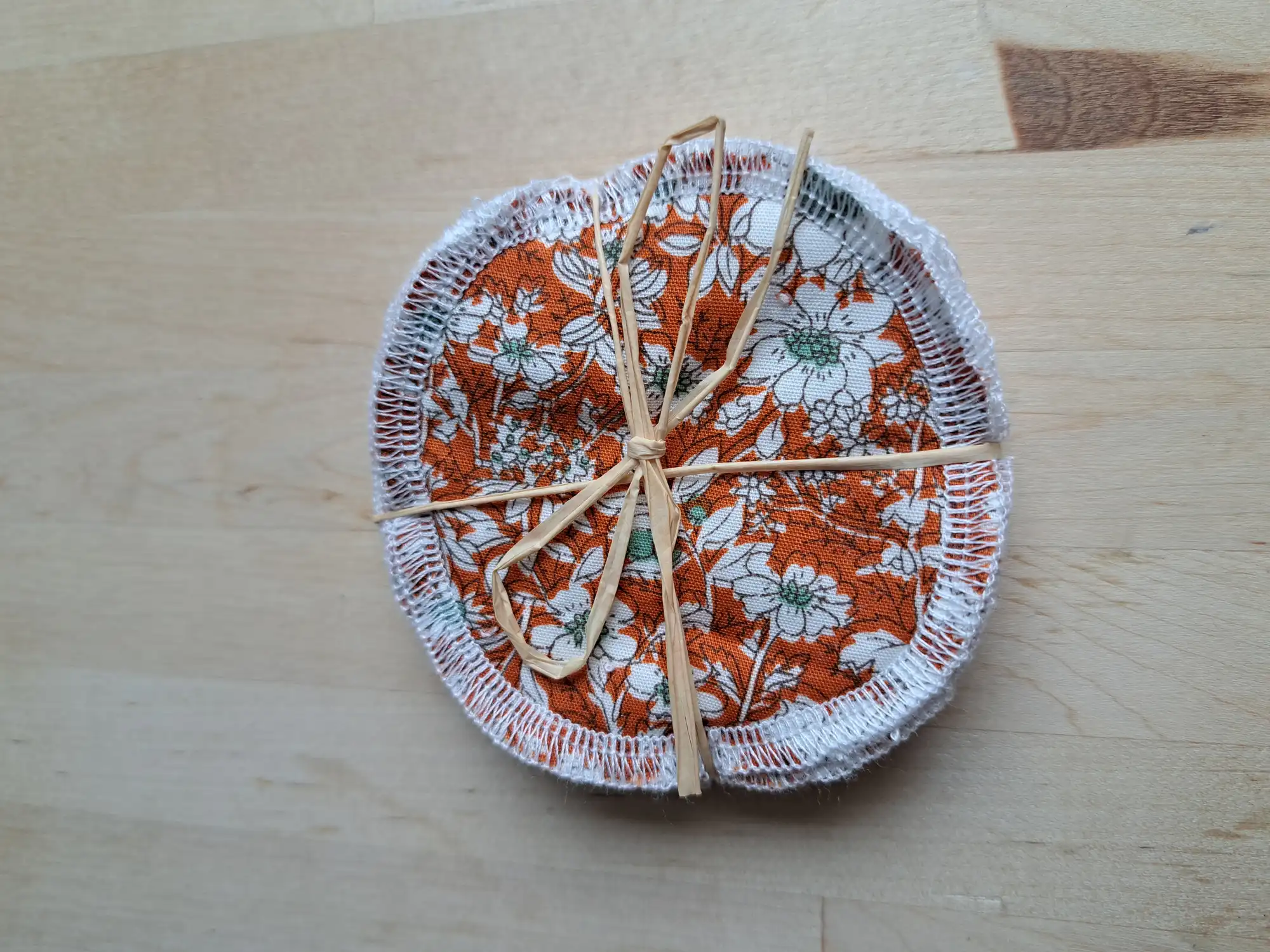 disques à démaquiller lavables motif fleurs blanche sur fond orange