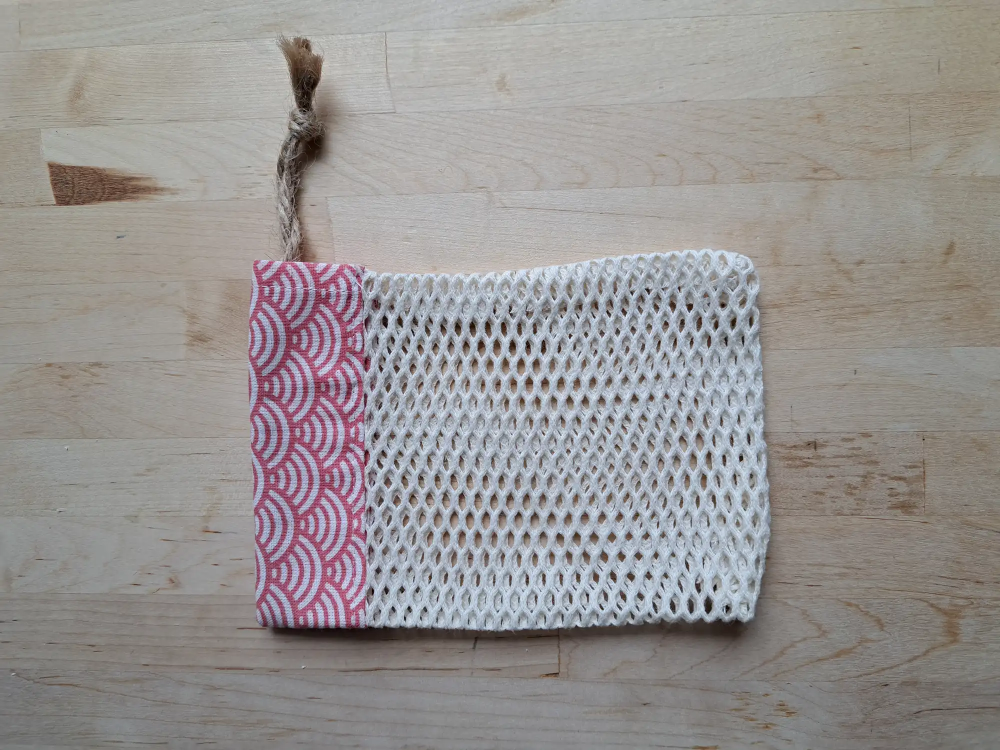 filet à savon motif graphique rose