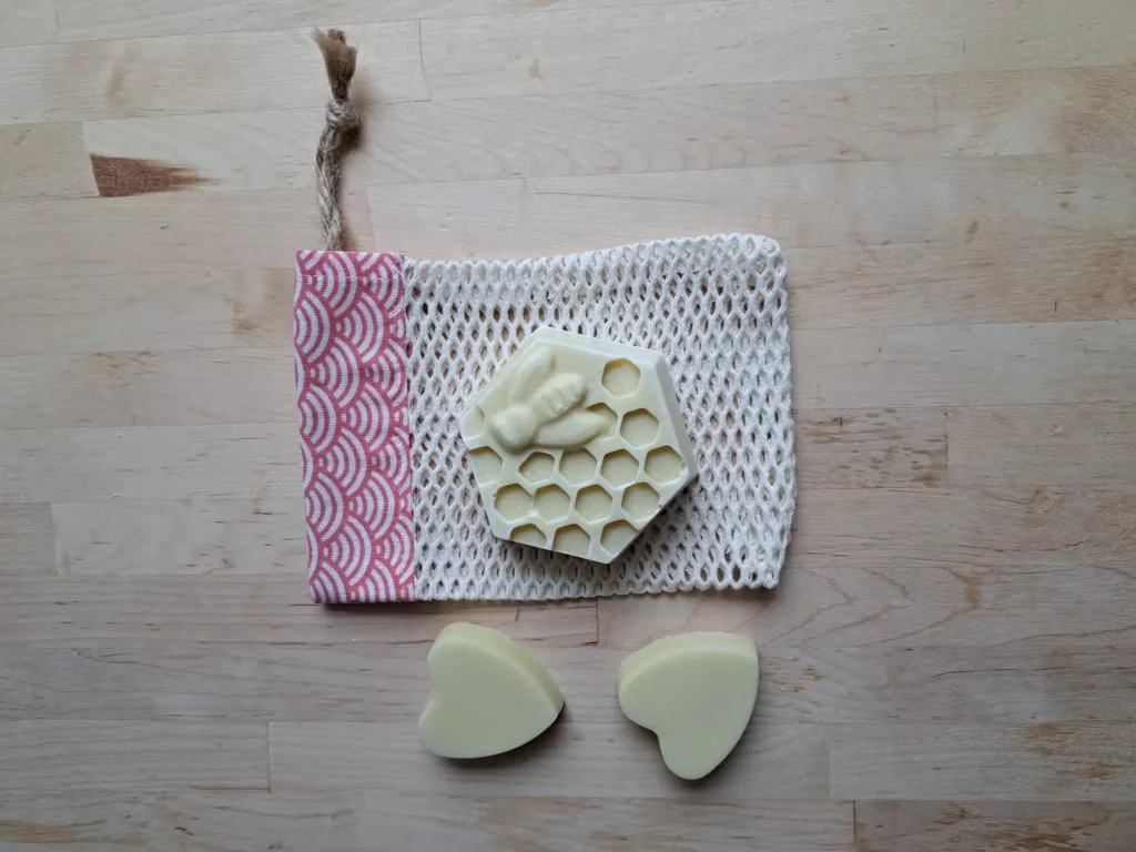 filet à savon motif graphique rose