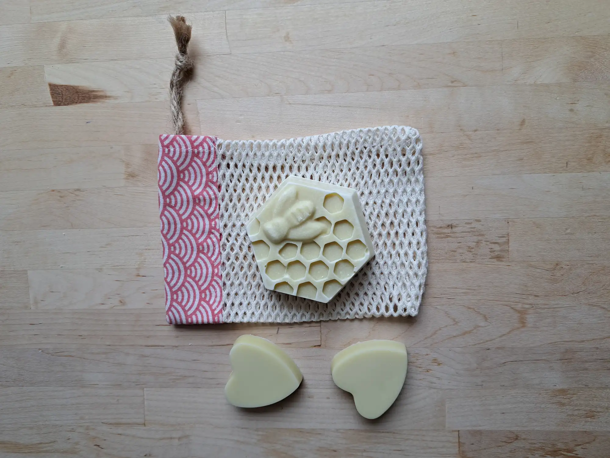 filet à savon motif graphique rose