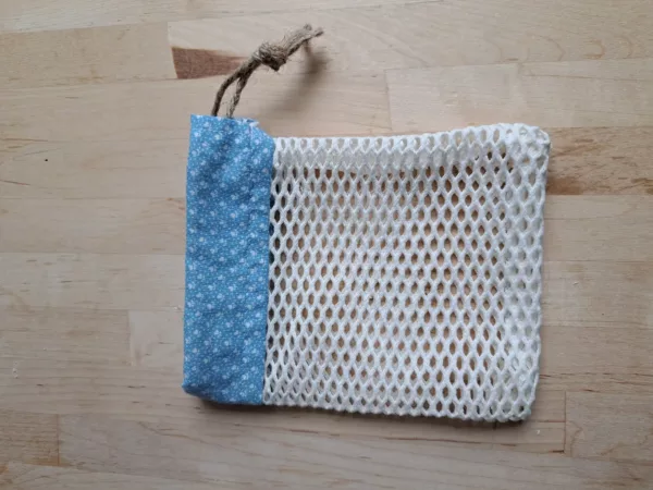 filet à savon motif carreaux bleus