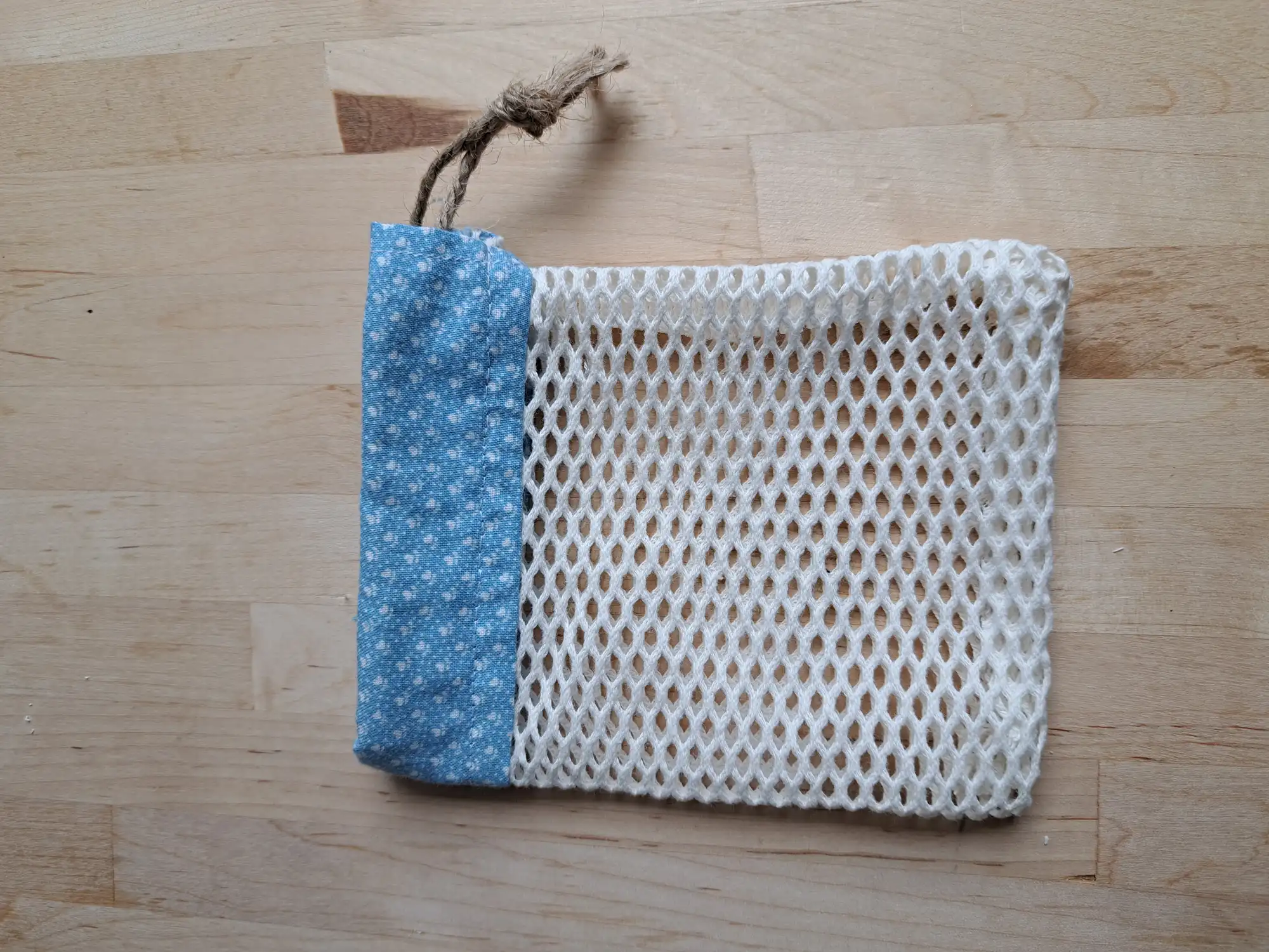 filet à savon motif carreaux bleus