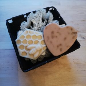 Coffret contenant une panière, un duo de savons au miel et à la lavande et une tranche exfoliante de luffah.