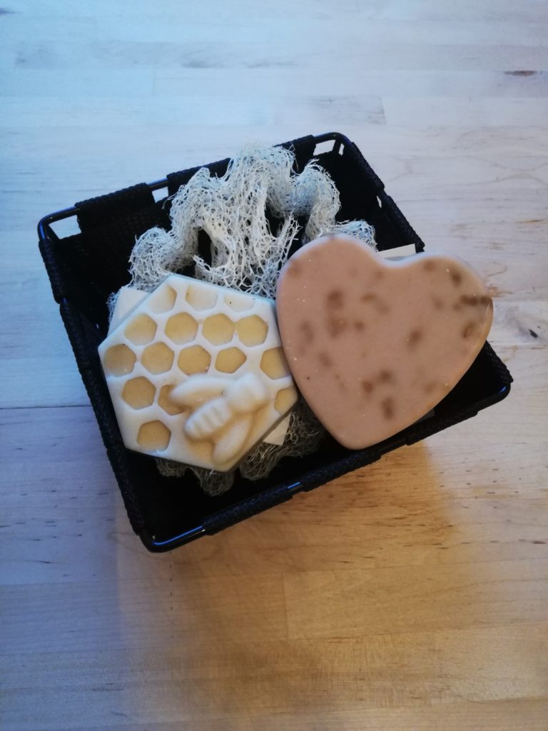 Coffret contenant une panière, un duo de savons au miel et à la lavande et une tranche exfoliante de luffah.