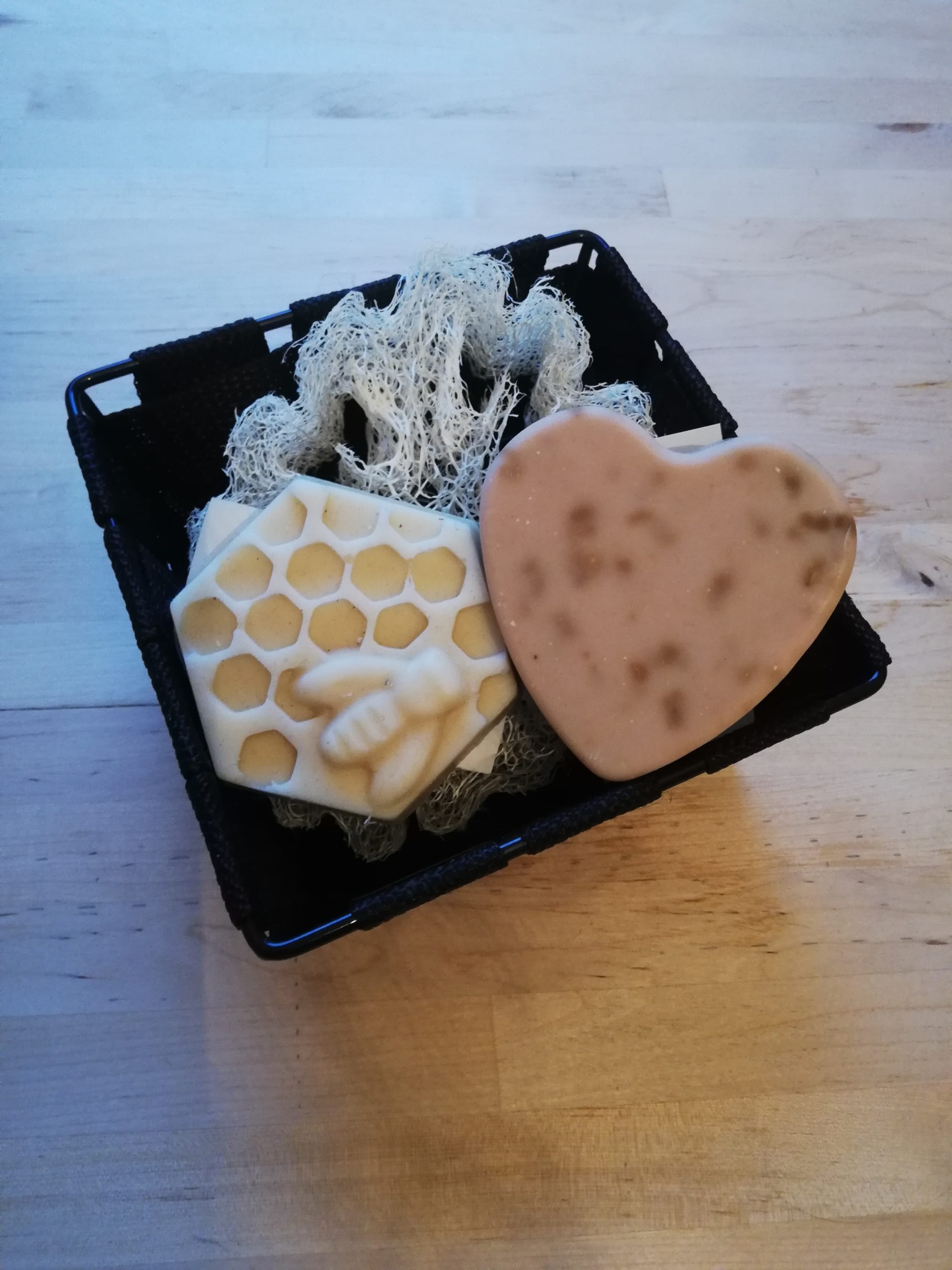 Coffret contenant une panière, un duo de savons au miel et à la lavande et une tranche exfoliante de luffah.