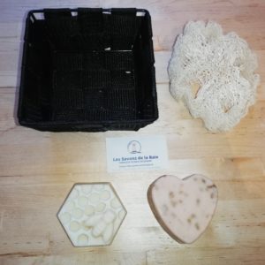 Coffret à offrir contenant un duo de savon Douceur de Miel et Dans mon Jardin et une tranche de luffah. Un joli cadeau à offrir.