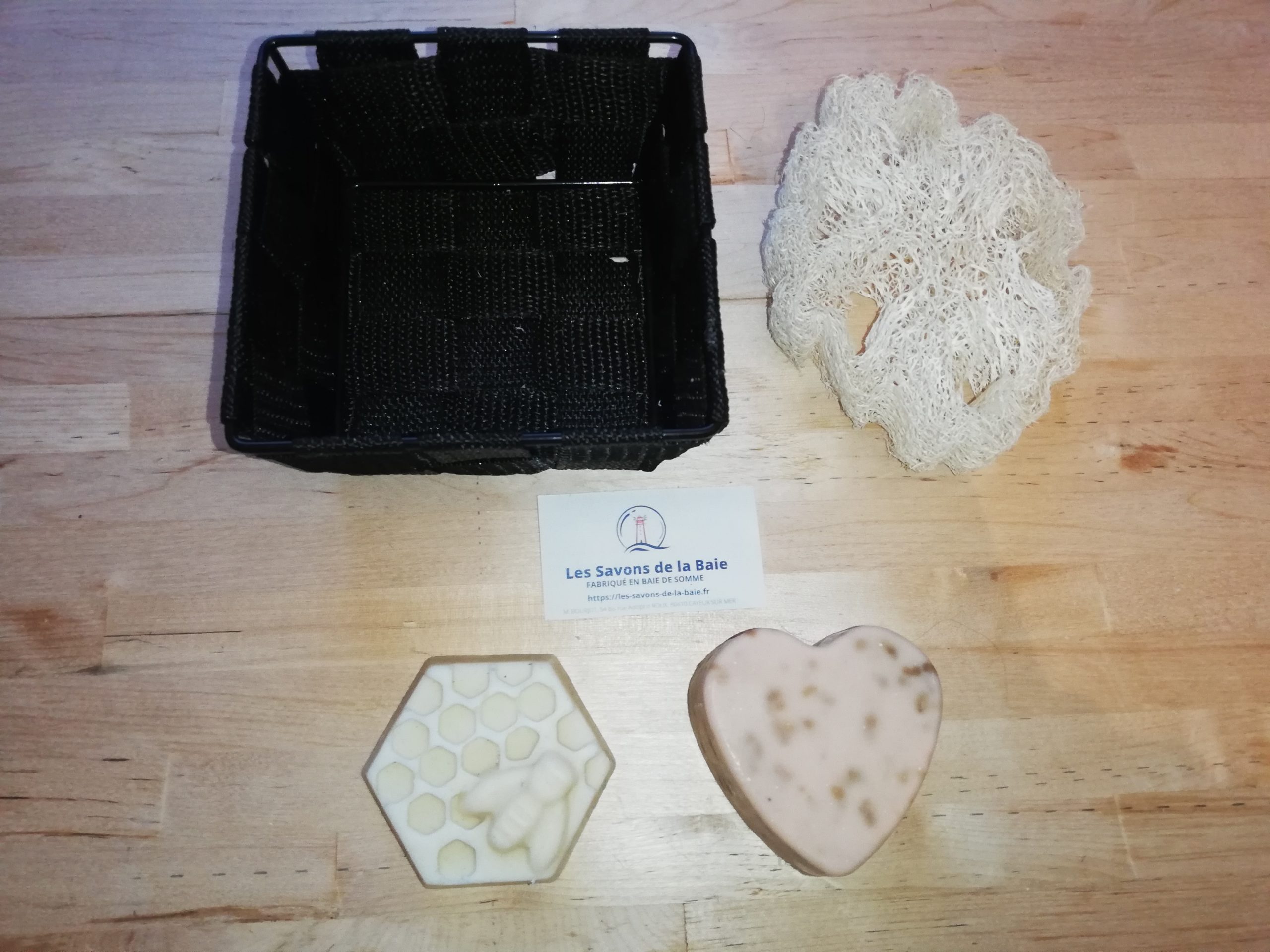 Coffret à offrir contenant un duo de savon Douceur de Miel et Dans mon Jardin et une tranche de luffah. Un joli cadeau à offrir.