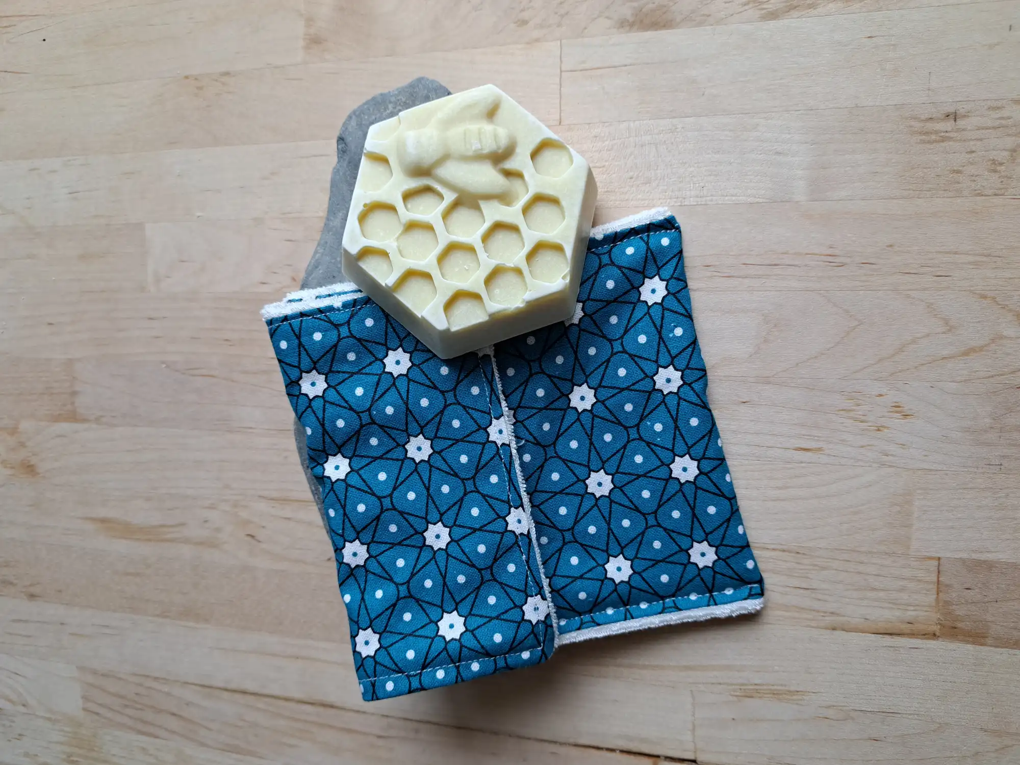 pochette à savon de voyage graphique fleurs bleues