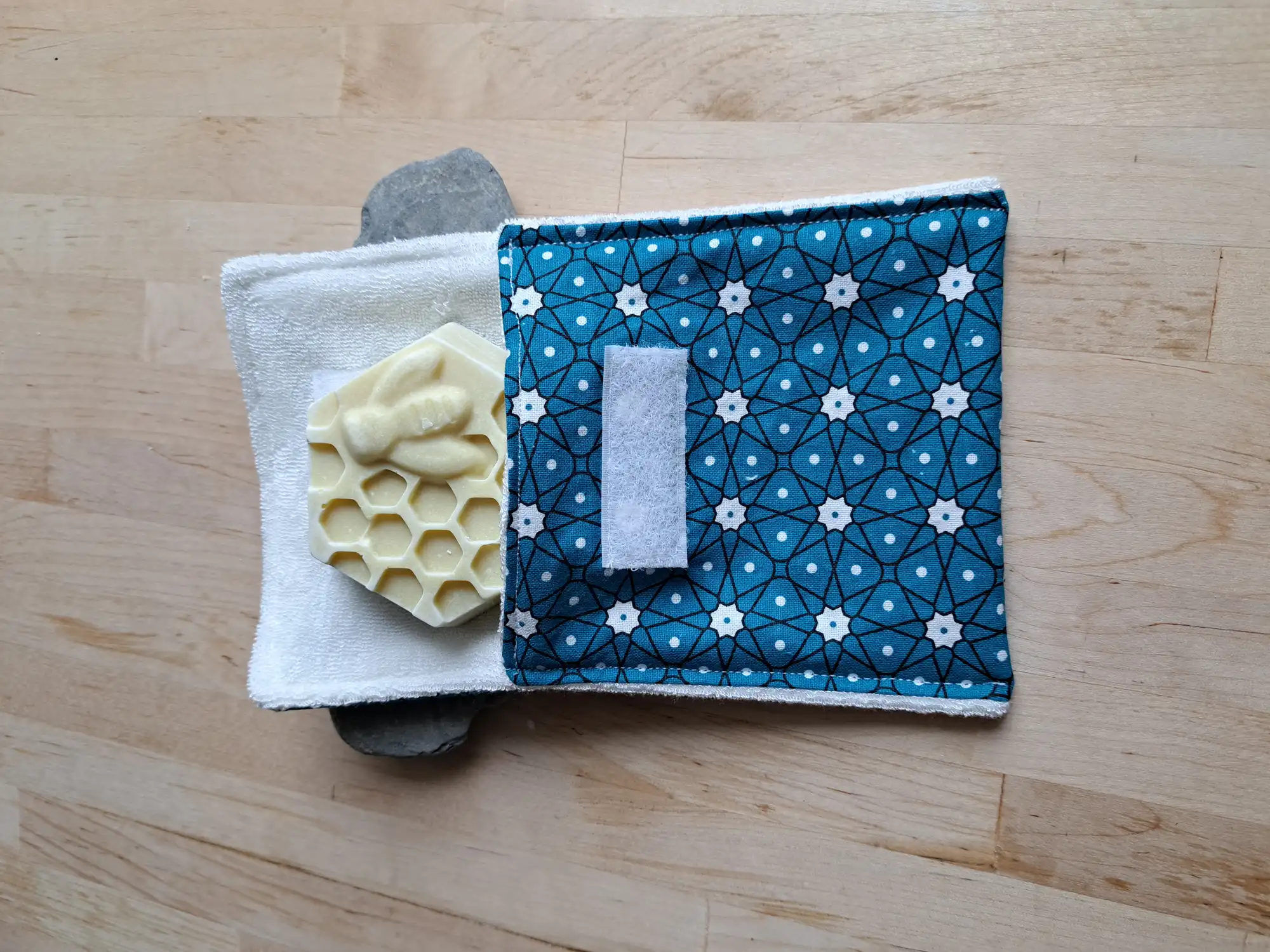 pochette à savon de voyage graphique fleurs bleues