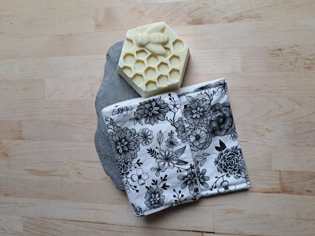 pochette à savon de voyage fleurs noir et blanc