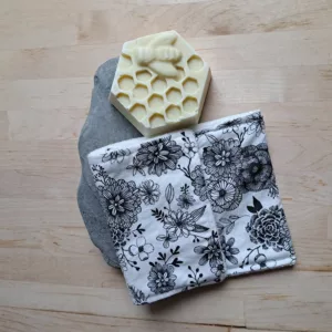 pochette à savon de voyage fleurs noir et blanc