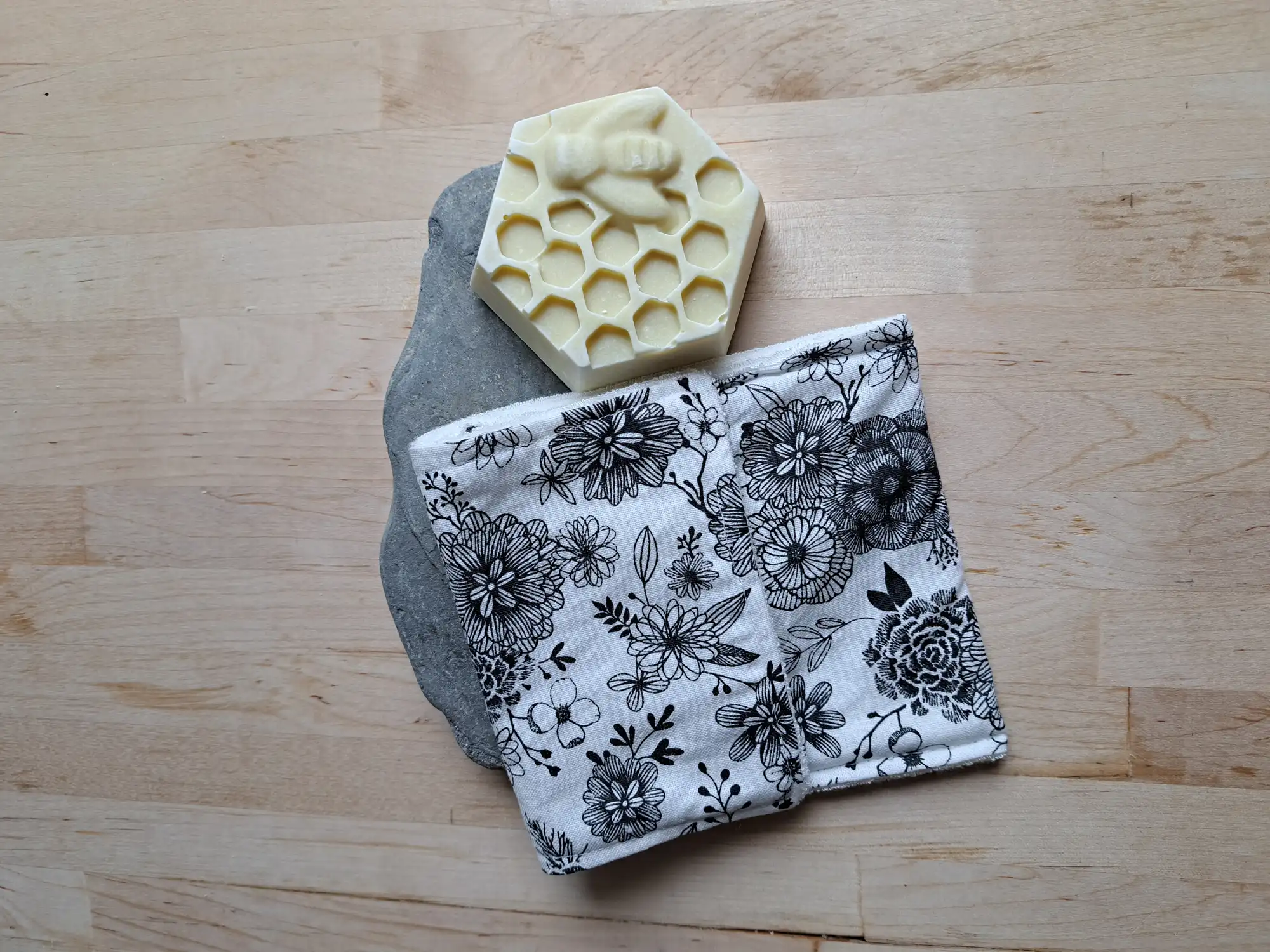 pochette à savon de voyage fleurs noir et blanc