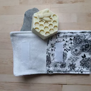 pochette à savon de voyage fleurs noir et blanc