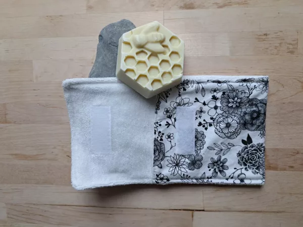 pochette à savon de voyage fleurs noir et blanc