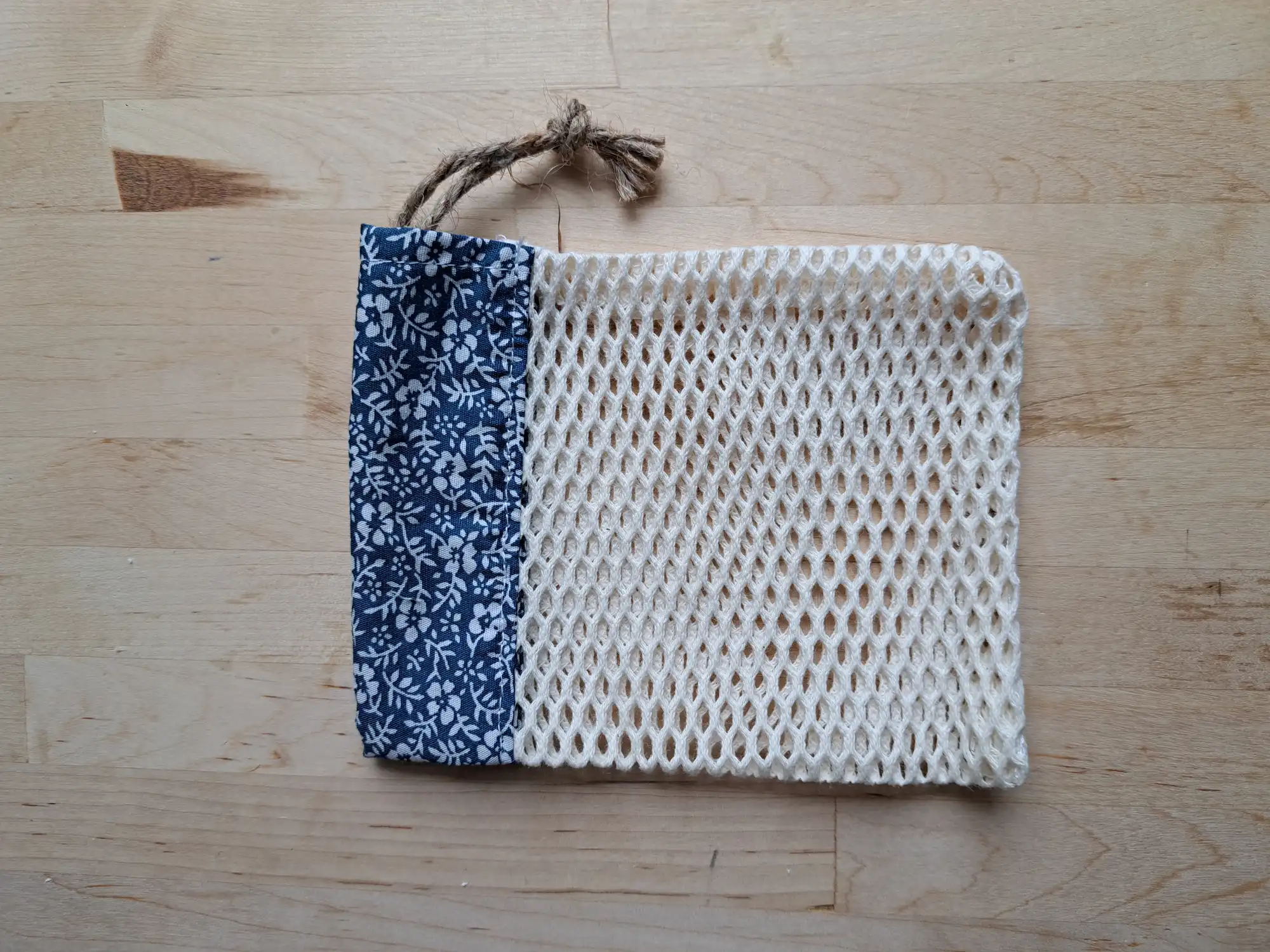 filet à savon fleuri bleu