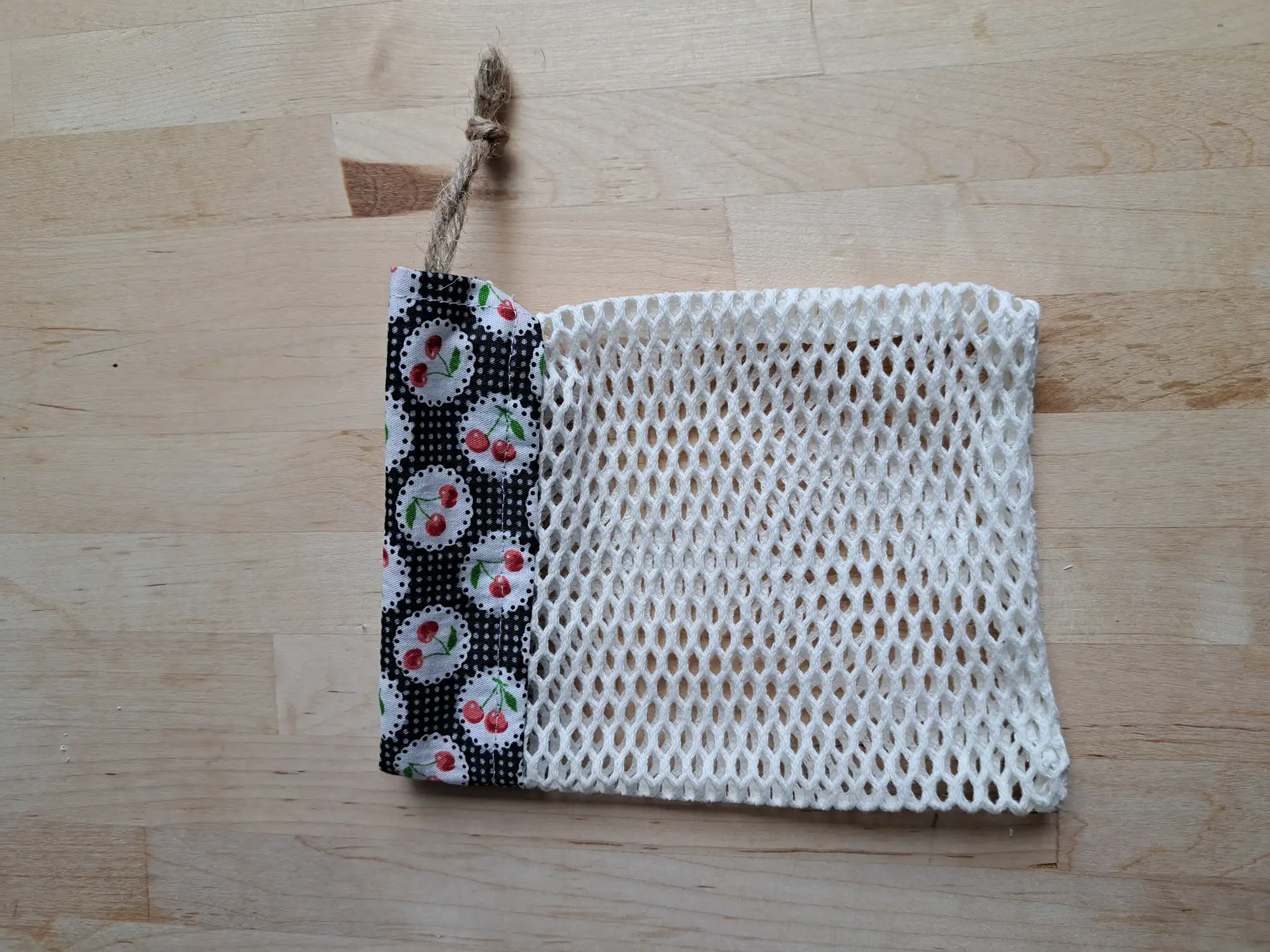 filet à savon cerises